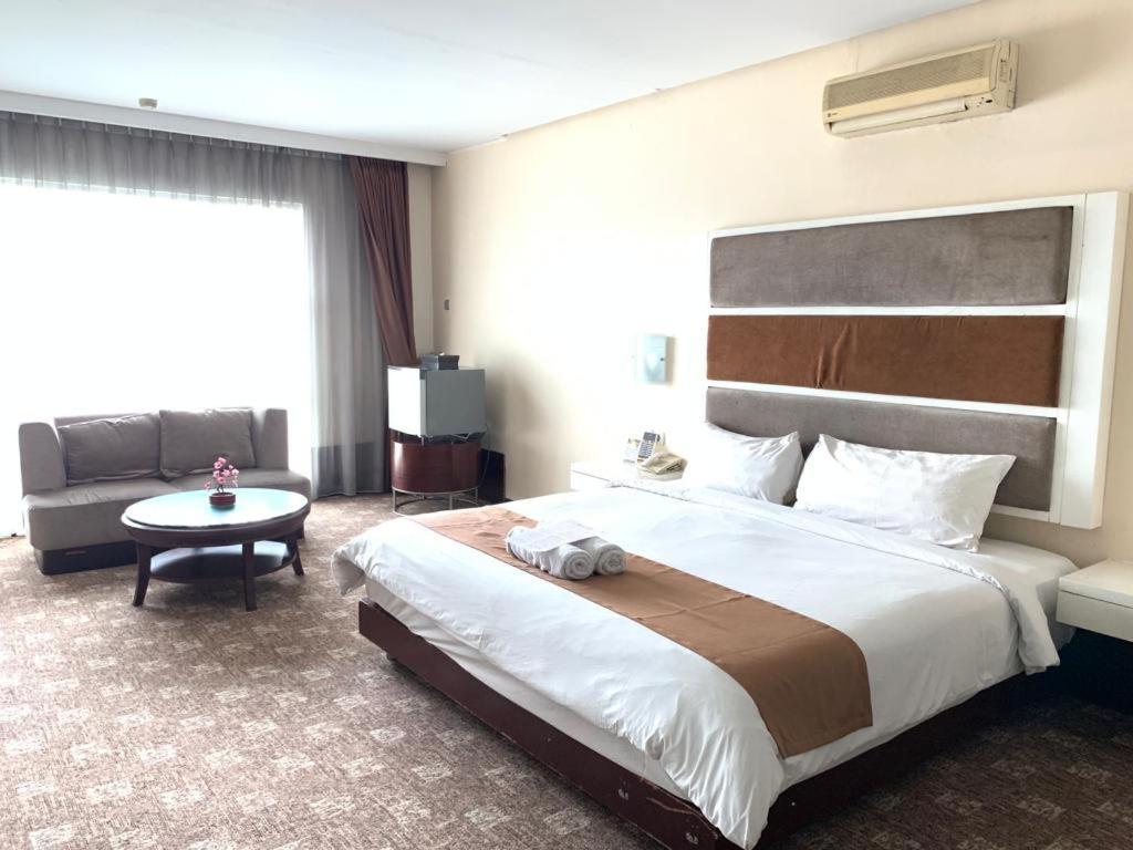 Отель President Executive Club Чикаранг Экстерьер фото