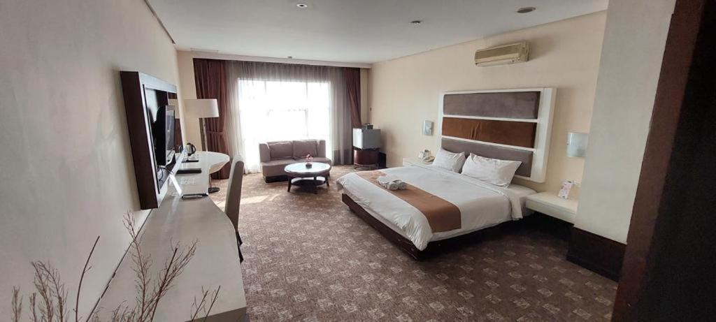 Отель President Executive Club Чикаранг Экстерьер фото