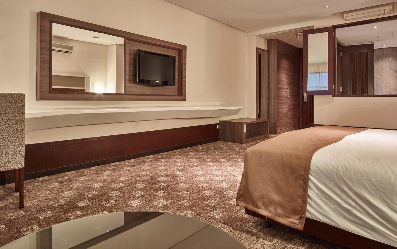 Отель President Executive Club Чикаранг Экстерьер фото