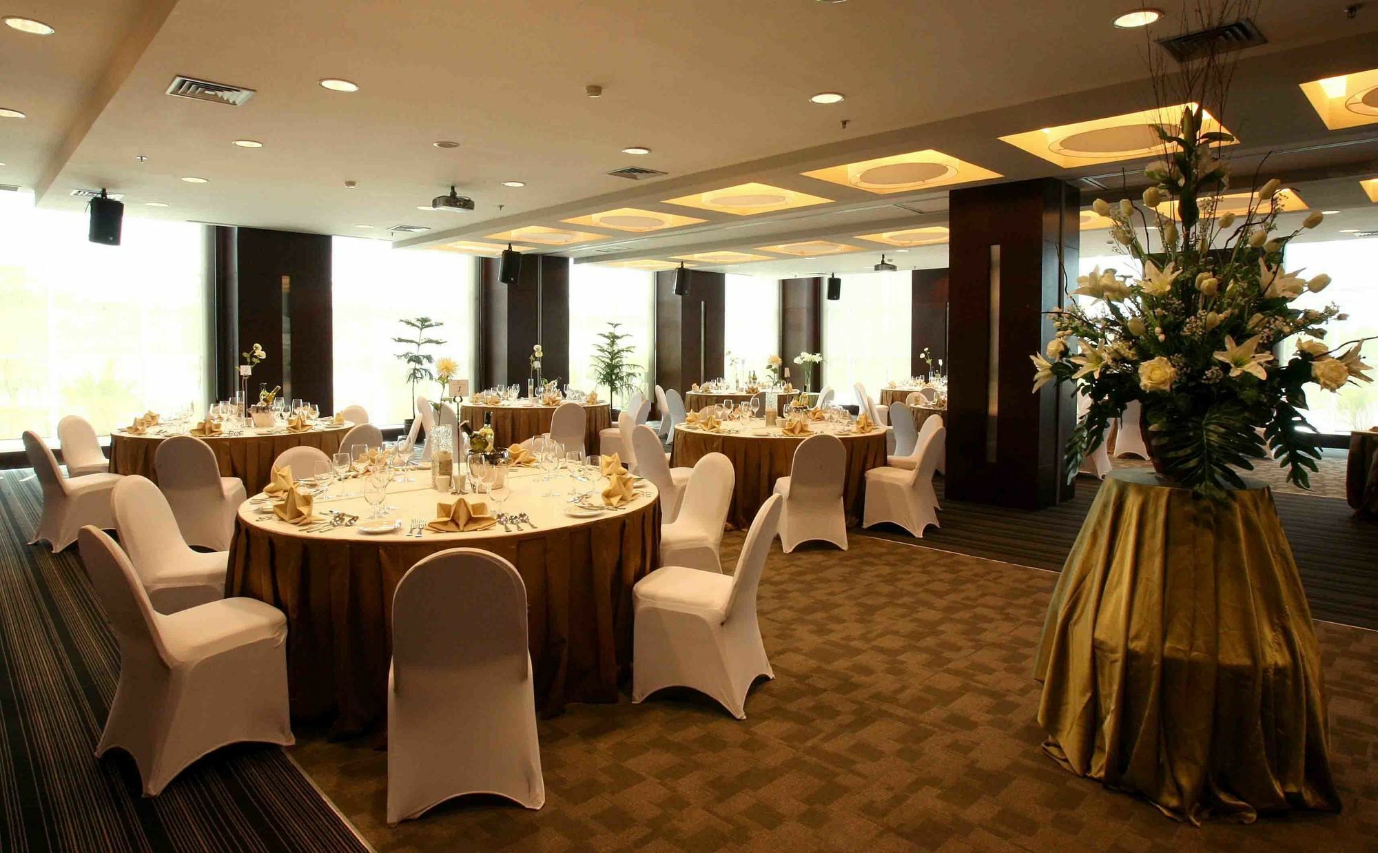 Отель President Executive Club Чикаранг Экстерьер фото